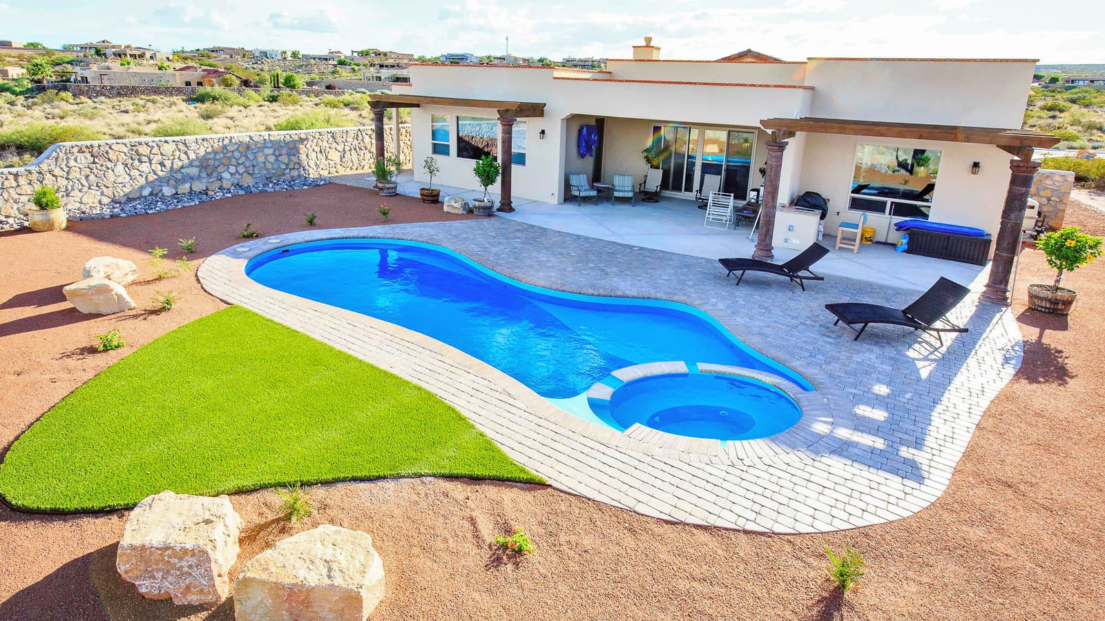 ImaginePools_Brilliant_30_ReefBlue_AU_2017 The Brilliant freeform fiberglass swimming pool