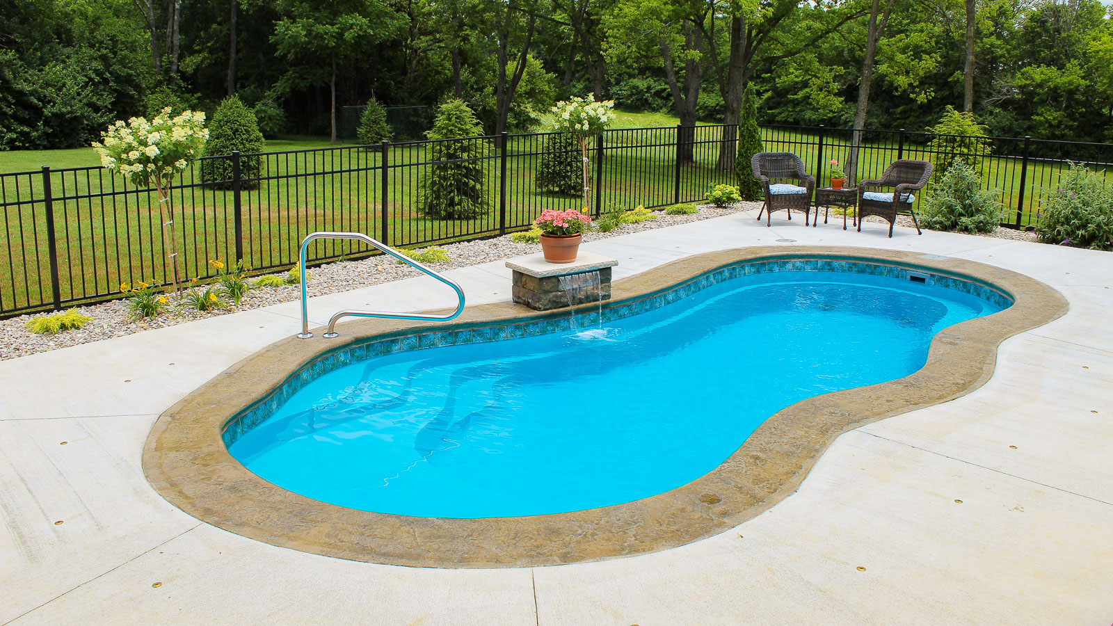ImaginePools_Fantasy_26_ReefBlue_US_2018-2 The Fantasy freeform fiberglass swimming pool
