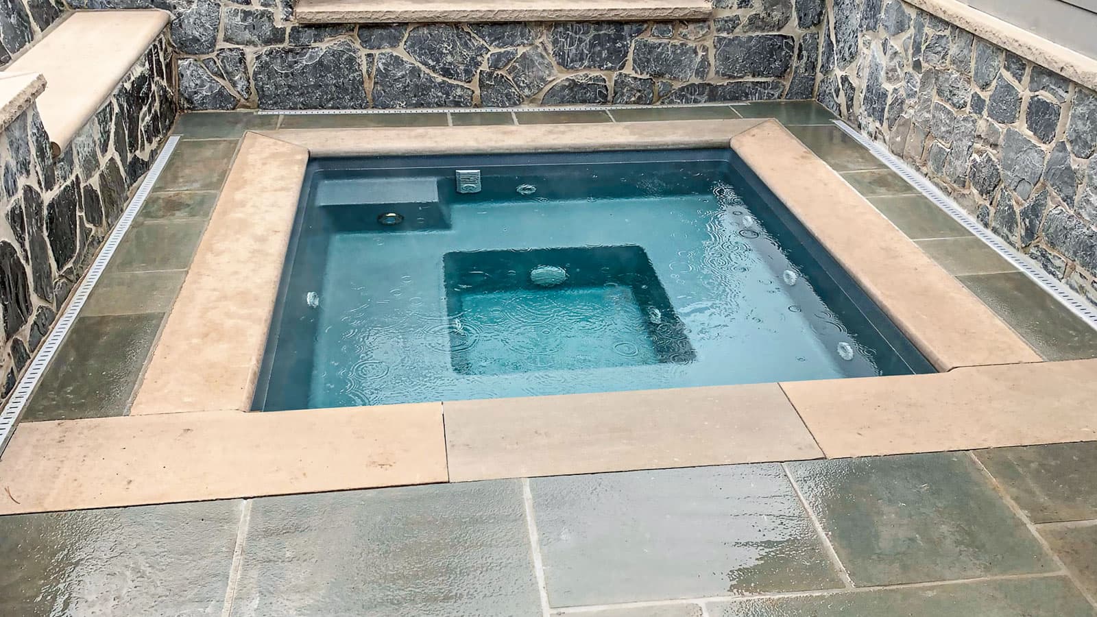 The Mystique Spa – fiberglass spa – Imagine Pools The Mystique Spa
